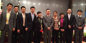 特樂意張宏宇和特樂意員工在高峰論壇會(huì)議現(xiàn)場(chǎng)合影